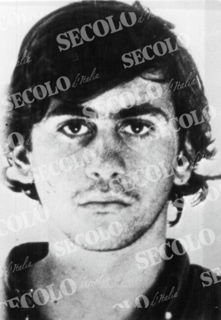 ESTREMISMO DI DESTRA VARI 69